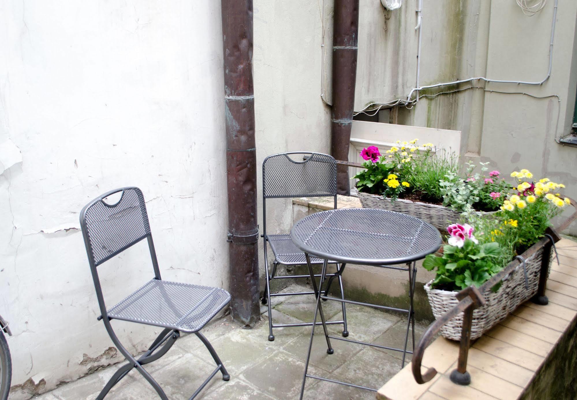 Red Nose Hostel With Self-Check In Riga Exterior foto